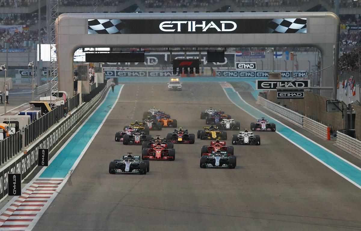 Хэмилтон выиграл гран-при Абу-Даби, Райкконен не сумел финишировать в последней гонке за Ferrari