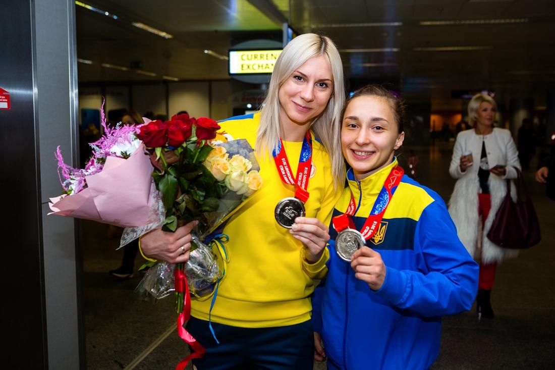 Вице-чемпионки мира по боксу вернулись в Украину: фото радостной встречи