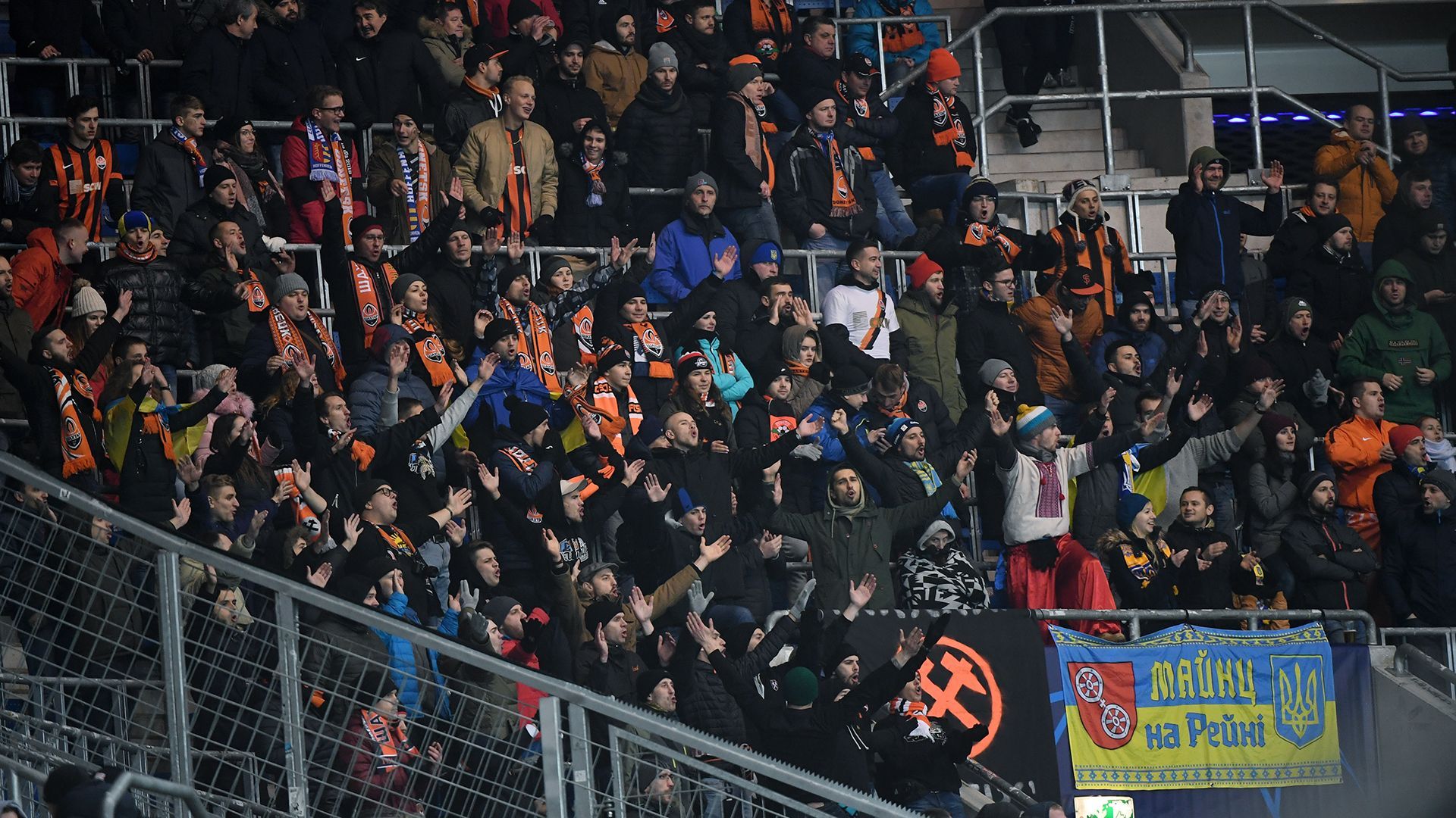 Фаны "Шахтера" на матче поддержали пленных украинских моряков: фото Фаны "Шахтера" на матче поддержали пленных украинских моряков: фото