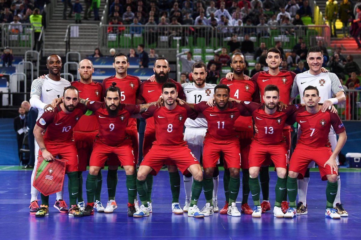 Через воєнний стан в Україні скасовують футбольний матч Через воєнний стан в Україні скасовують футбольний матч