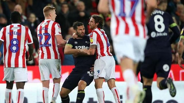 В Англії футболіст покусав суперника під час матчу: відео В Англії футболіст покусав суперника під час матчу: відео