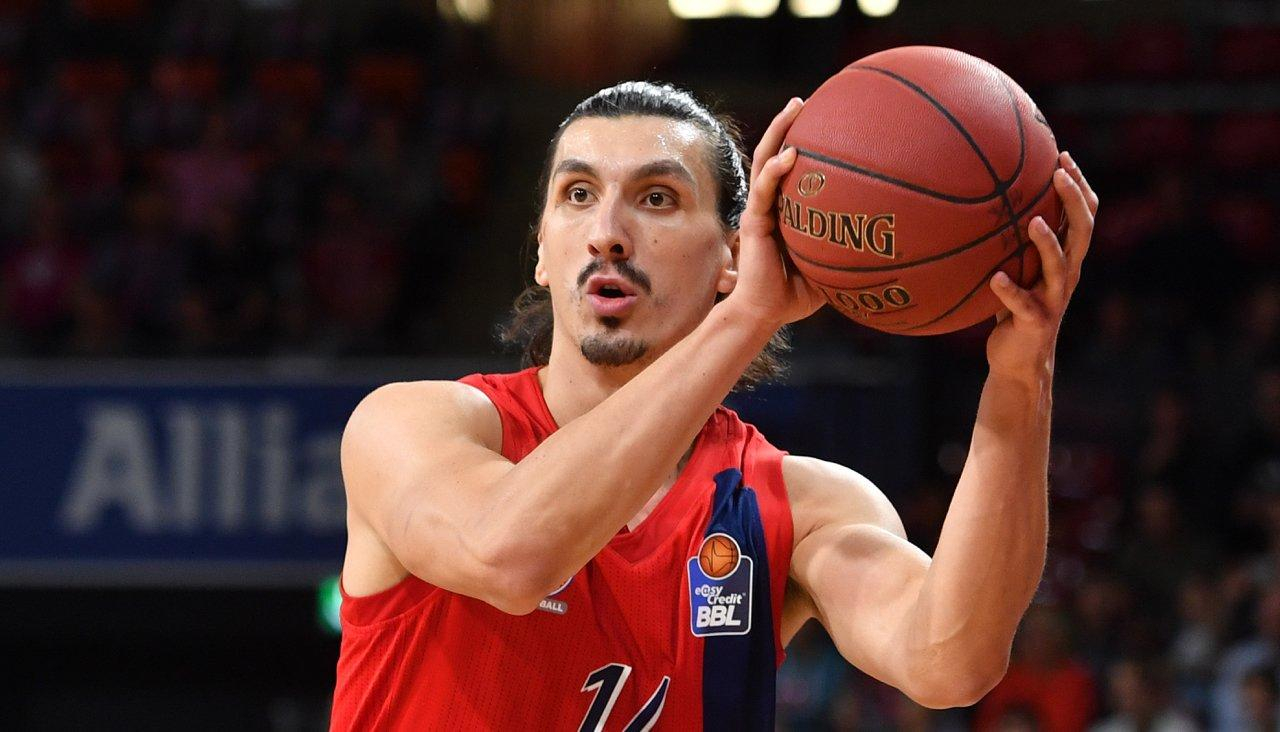 "Это неслыханно". Баскетболист "Баварии" жалуется, что его путают с Ибрагимовичем: видео