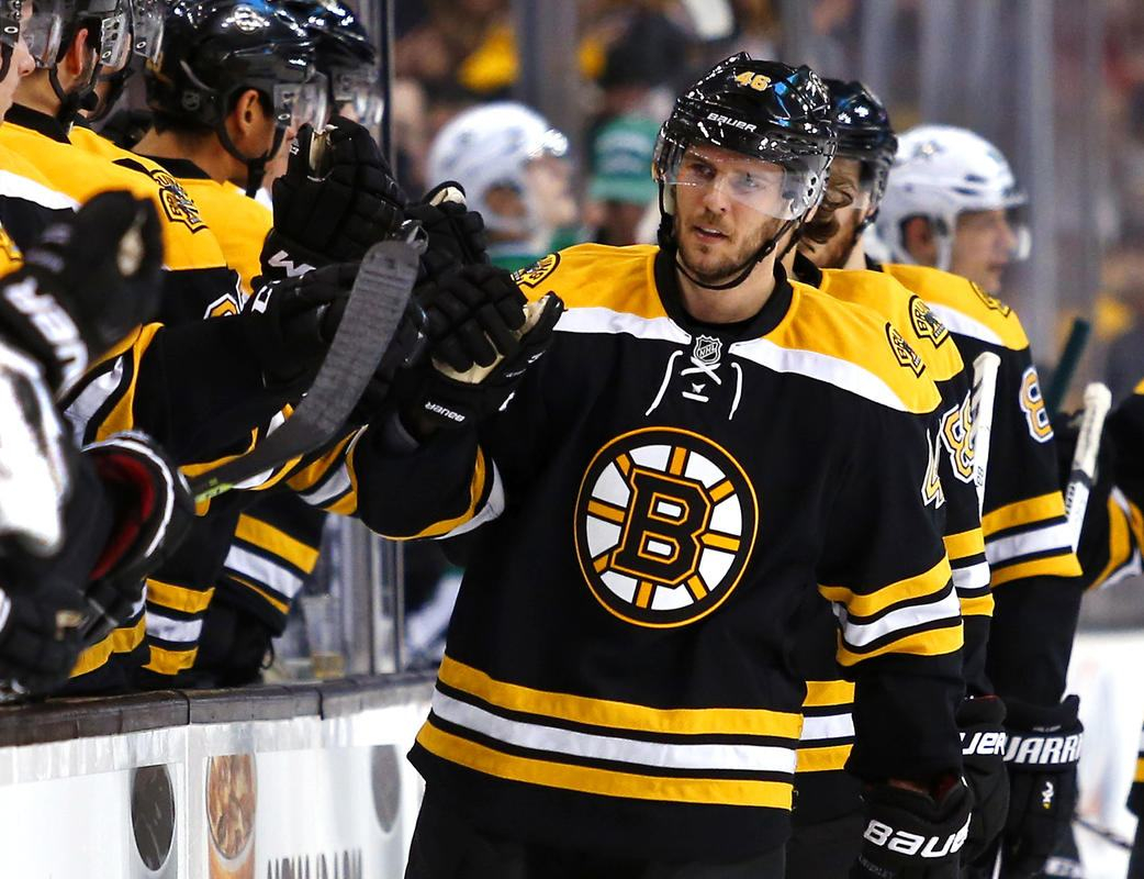 Хоккеисту в жестком столкновении выбили зуб и потом нашли его на льду: видео