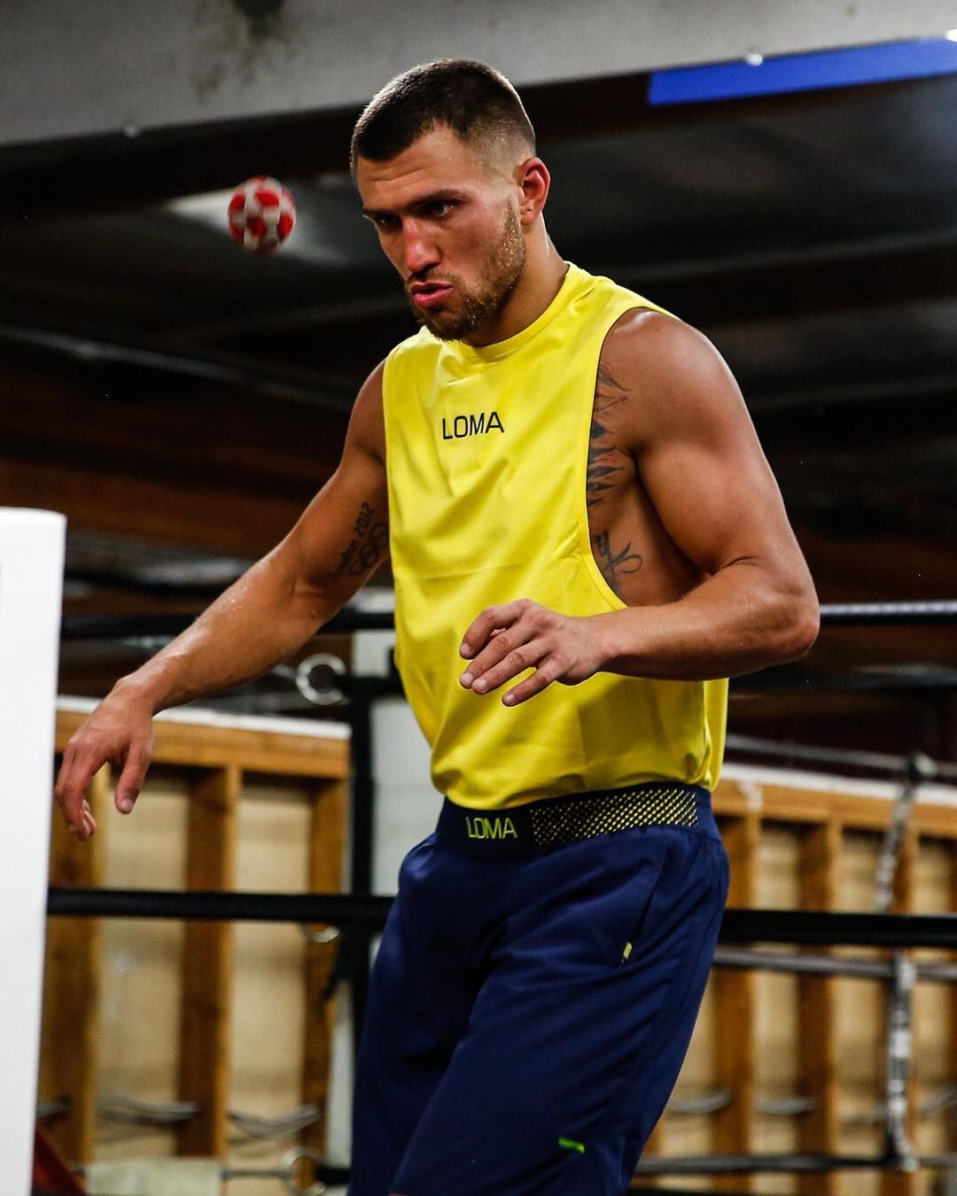 Ломаченко готується до бою вуличною грою: фото Ломаченко готується до бою вуличною грою: фото