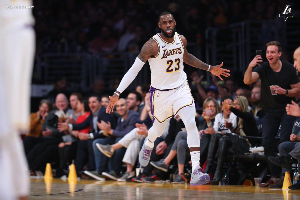 "Лейкерс" разгромил "Финикс": Михайлюк сыграл 7 минут