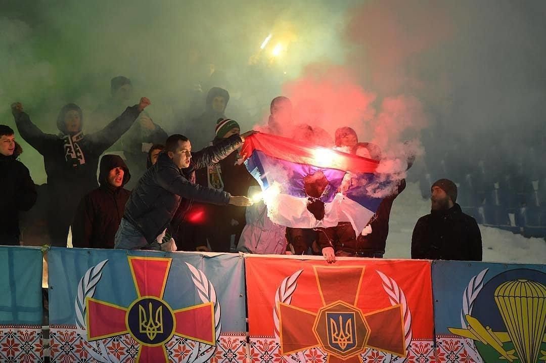 Фанати "Карпат" спалили прапор Росії на матчі з "Арсеналом-Київ": фото