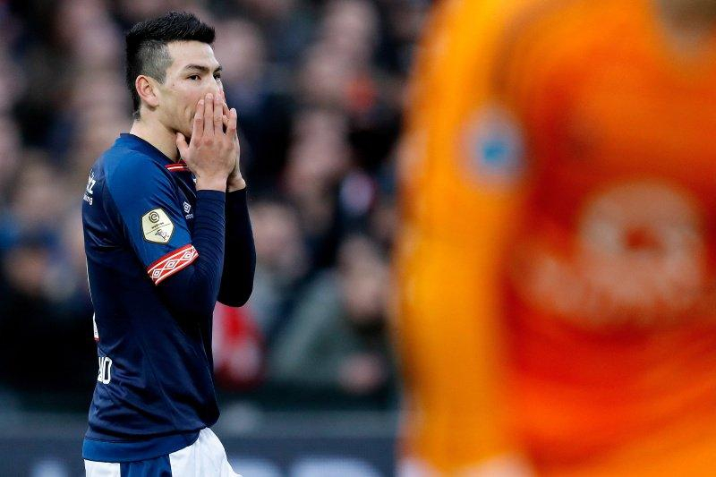 В Нидерландах мальчик, подающий мячи, помешал команде забить гол: видео