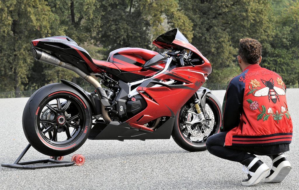 Звездный Хэмилтон упал во время тестов мотоцикла Yamaha Звездный Хэмилтон упал во время тестов мотоцикла Yamaha