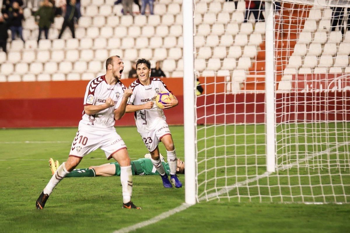 Як фанати іспанського "Альбасете" вибудували довгу чергу за автографом Романа Зозулі: відео Як фанати іспанського "Альбасете" вибудували довгу чергу за автографом Романа Зозулі: відео