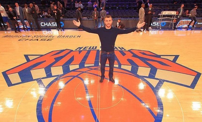 Ломаченко посетил матч НБА и попал на экран: видео Ломаченко посетил матч НБА и попал на экран: видео