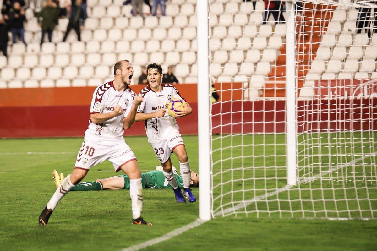 Как фанаты испанского "Альбасете" выстроили длинную очередь за автографом Романа Зозули: видео