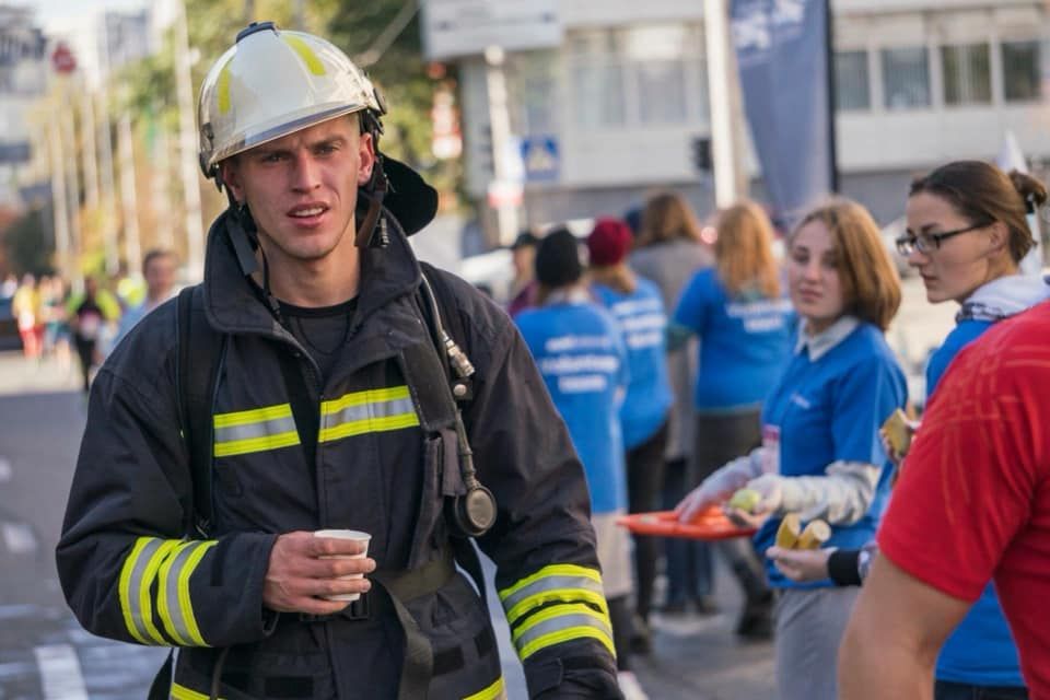 Київський рятувальник відповів на незвичний виклик Василя Ломаченка: відео Київський рятувальник відповів на незвичний виклик Василя Ломаченка: відео