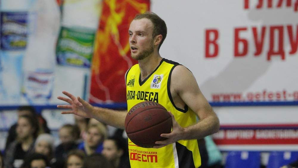 Украинского баскетболиста забрали в больницу прямо во время матча Украинского баскетболиста забрали в больницу прямо во время матча