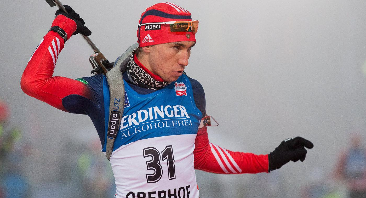 Российский биатлонист неуклюже упал во время гонки: видео