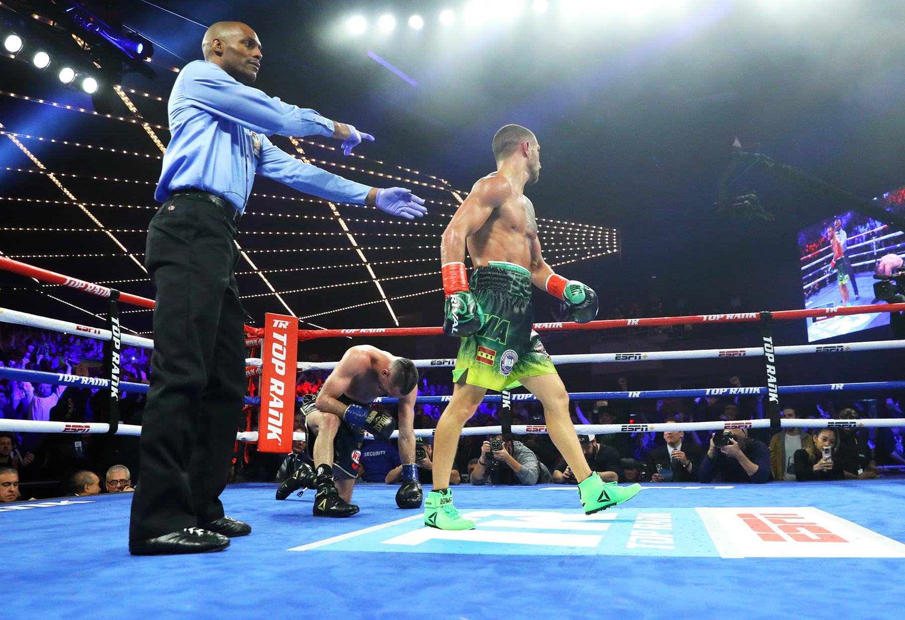 Самые яркие моменты боя Ломаченко – Педраса: фоторепортаж