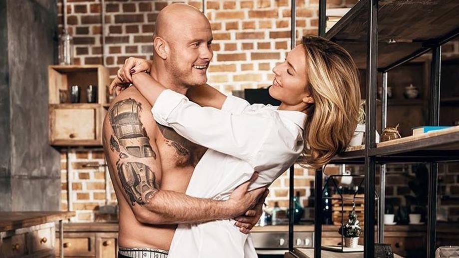 После слухов о разводе Вячеслав Узелков публично признался жене в любви: фотофакт