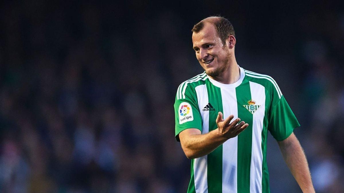 Фанаты испанского клуба затроллили соперника масками с лицом Романа Зозули: фото Фанаты испанского клуба затроллили соперника масками с лицом Романа Зозули: фото