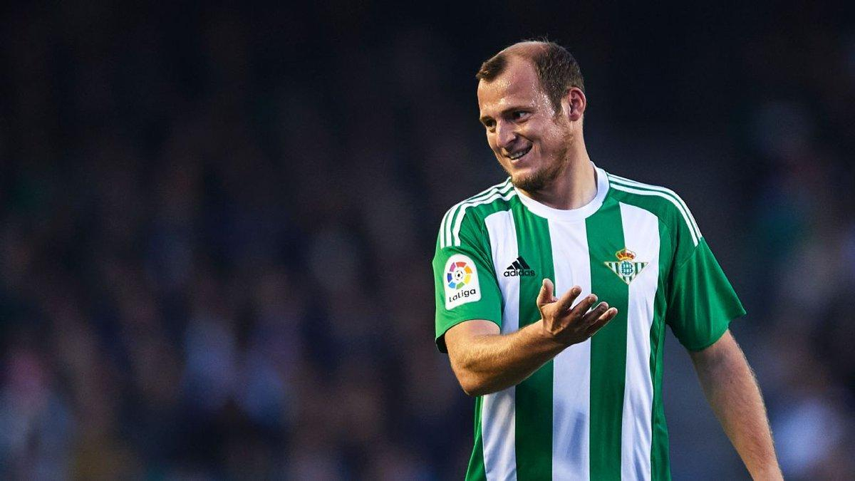 Фанаты испанского клуба затроллили соперника масками с лицом Романа Зозули: фото