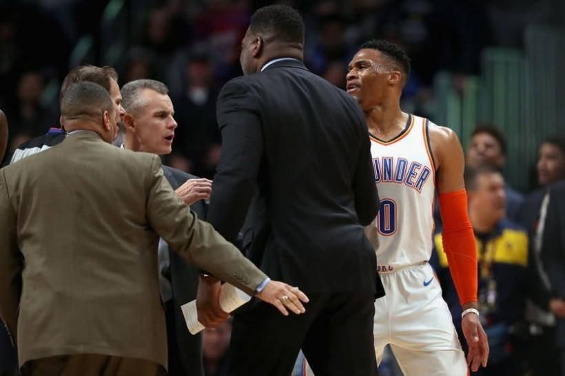 В матче НБА произошла массовая драка: видео В матче НБА произошла массовая драка: видео