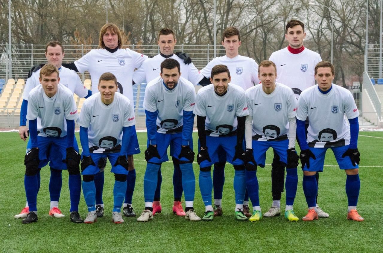 Мертві бджоли не гудуть: футболісти "Миколаєва" приміряли форму з портретом Зіброва Мертві бджоли не гудуть: футболісти "Миколаєва" приміряли форму з портретом Зіброва
