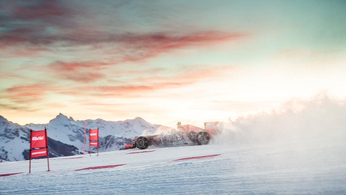 Пілот Формули-1 проїхав на боліді по засніжених горах: карколомне відео Пілот Формули-1 проїхав на боліді по засніжених горах: карколомне відео