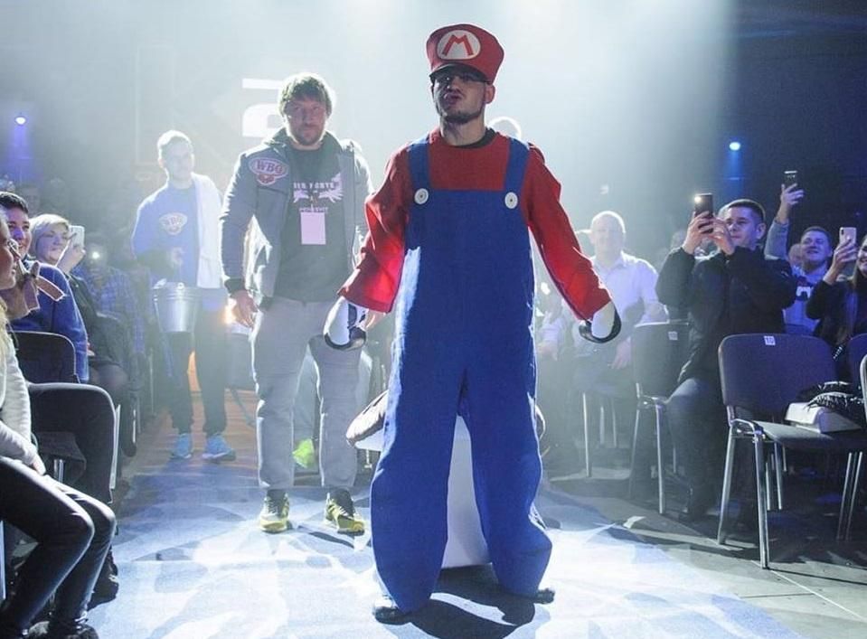 Как Беринчик в образе Супер Марио выходил на ринг: фото и видео