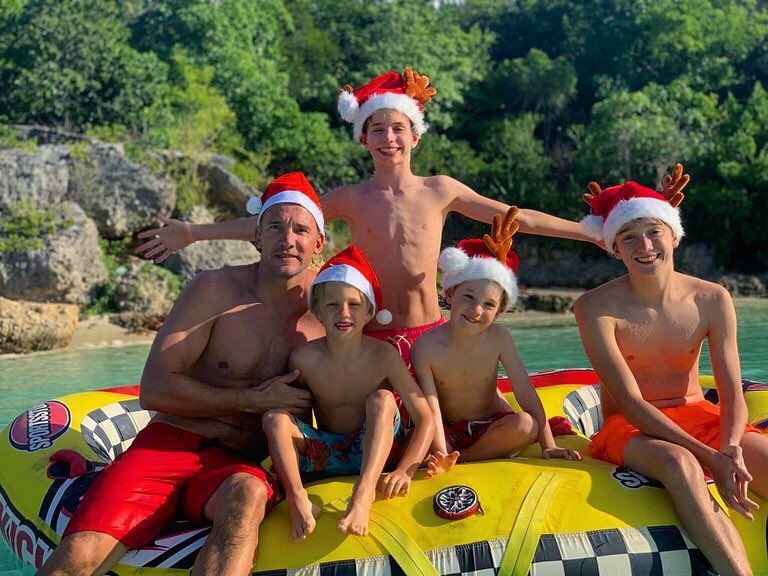 Шевченко с сыновьями в забавных шапках поздравили всех с грядущими праздниками: видео Шевченко с сыновьями в забавных шапках поздравили всех с грядущими праздниками: видео