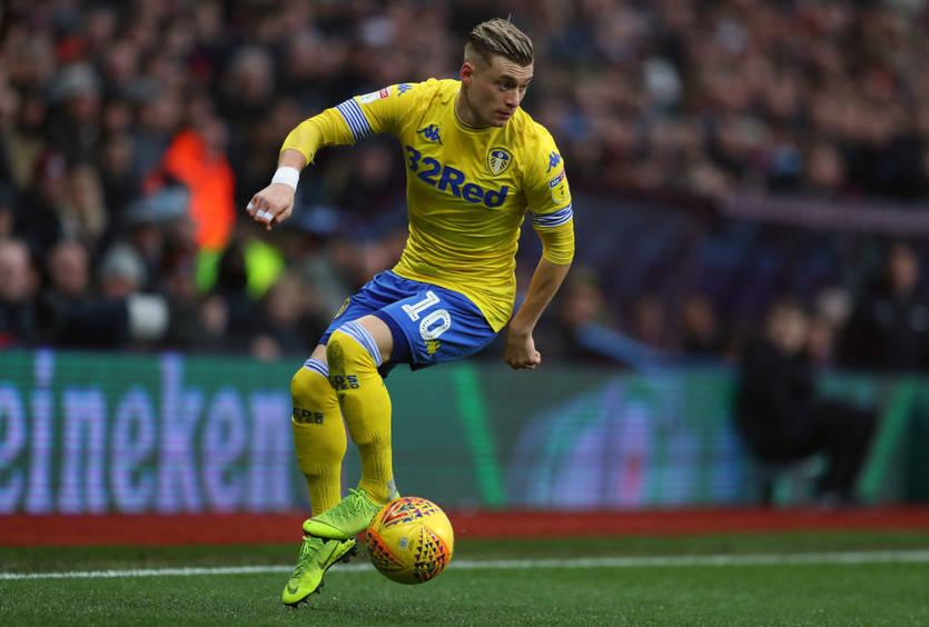 В Англии футболист подошел к партнеру и сделал что-то странное с его пупком: видео