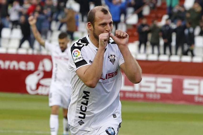 Соперник ударил Зозулю в лицо, но арбитр не отреагировал на грубую игру футболиста: видео