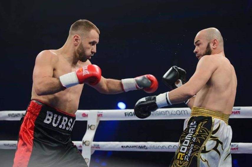 Український боксер зламав два ребра у нічийному бою Український боксер зламав два ребра у нічийному бою