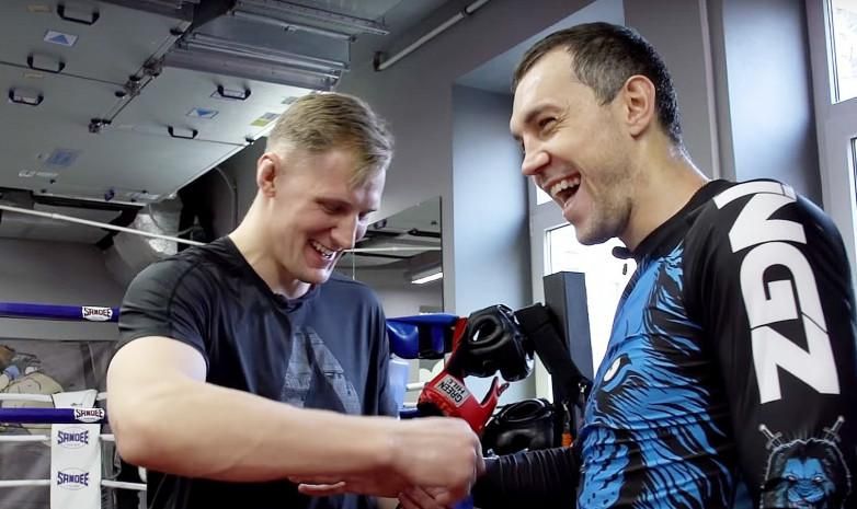 Футболіст збірної Росії побився з бійцем ММА: відео Футболіст збірної Росії побився з бійцем ММА: відео