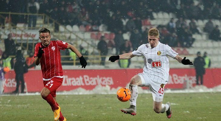 Турецький клуб можуть покарати за борги перед українським форвардом Турецький клуб можуть покарати за борги перед українським форвардом