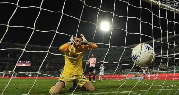 Італійський воротар відзначився найкумеднішим автоголом у сезоні: відео Італійський воротар відзначився найкумеднішим автоголом у сезоні: відео