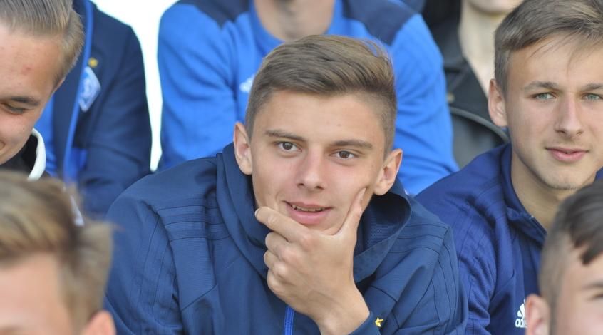 Миколенко на посвяті у збірній України хотів співати російську пісню замість "Червоної рути" Миколенко на посвяті у збірній України хотів співати російську пісню замість "Червоної рути"