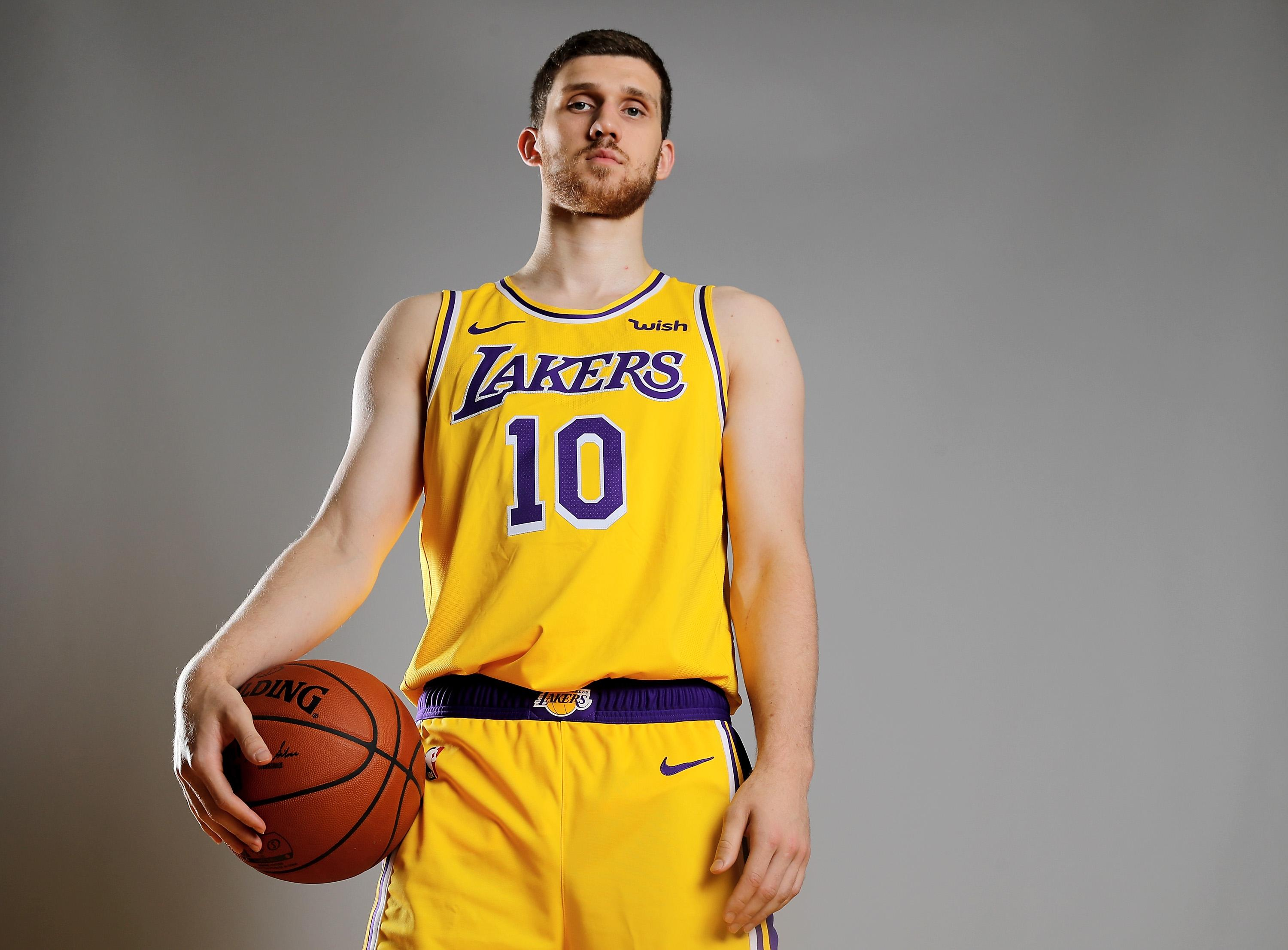 Баскетболист Михайлюк поздравил с новогодними праздниками: видео