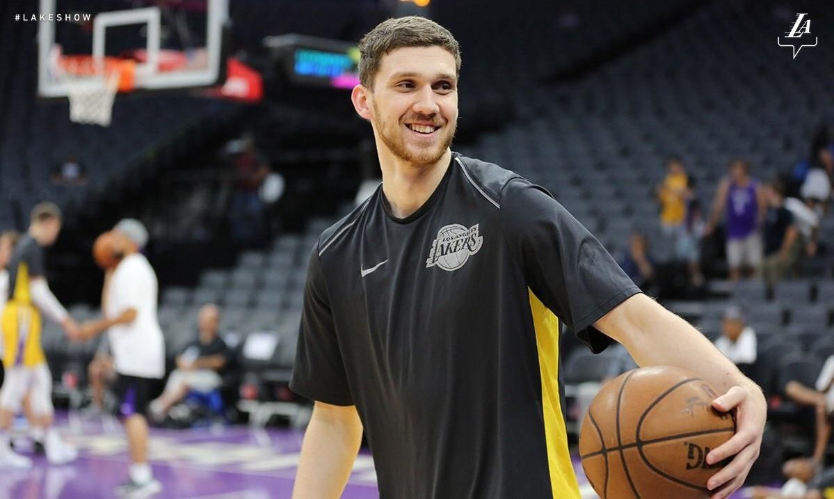 Михайлюк забавно поздоровался с Леброном Джеймсом прямо во время матча: видео Михайлюк забавно поздоровался с Леброном Джеймсом прямо во время матча: видео