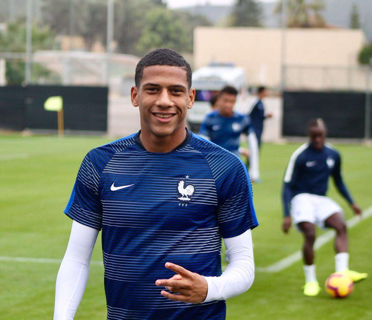 "Барселона" официально объявила о подписании молодого французского защитника