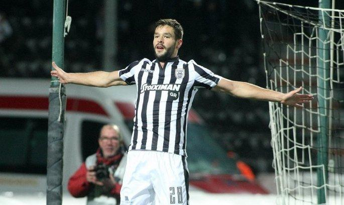 Эффектный пас украинца признан лучшим в иностранном клубе: видео