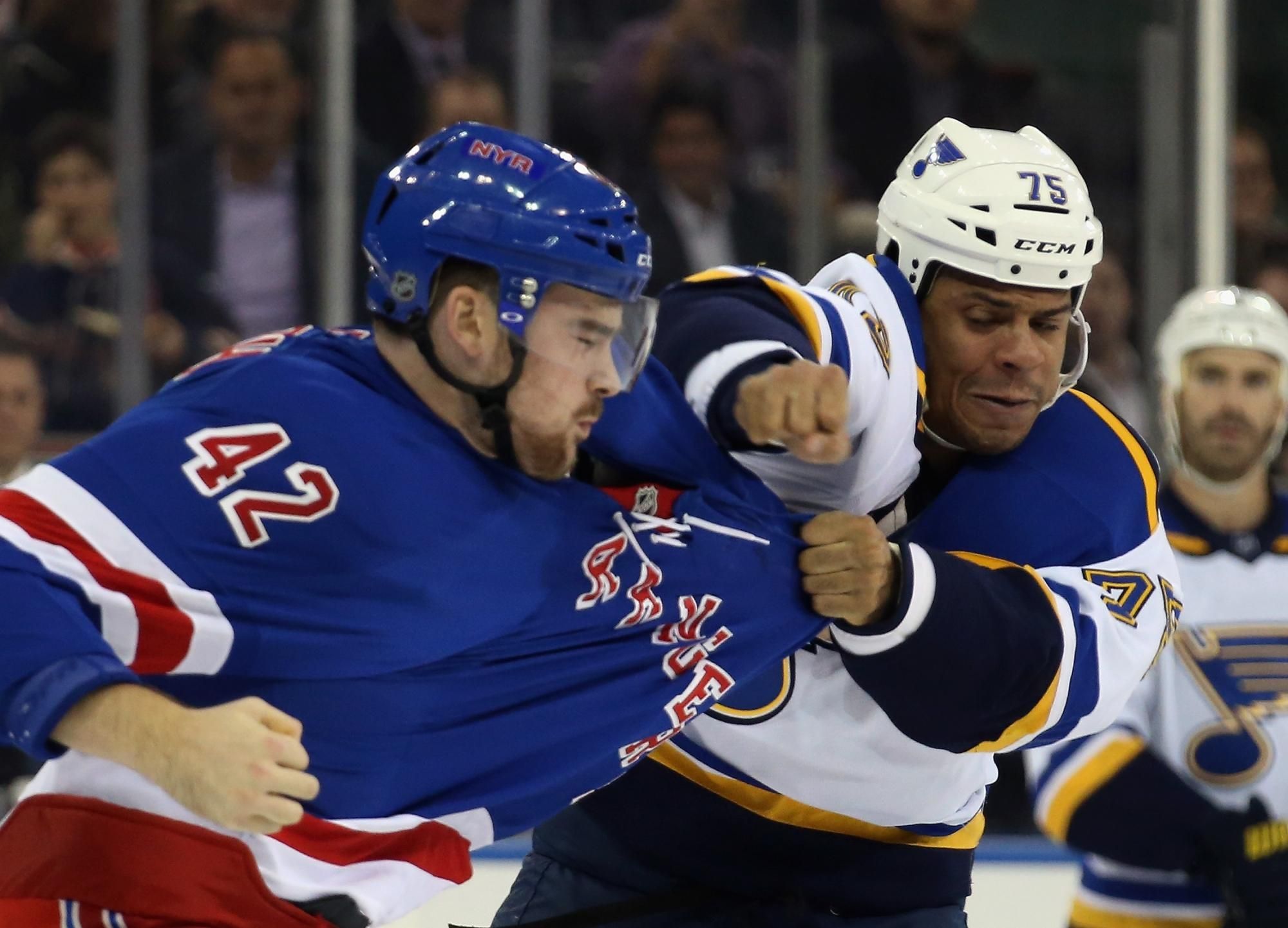 Хокеїсти влаштували жорстоку бійку в матчі НХЛ: відео