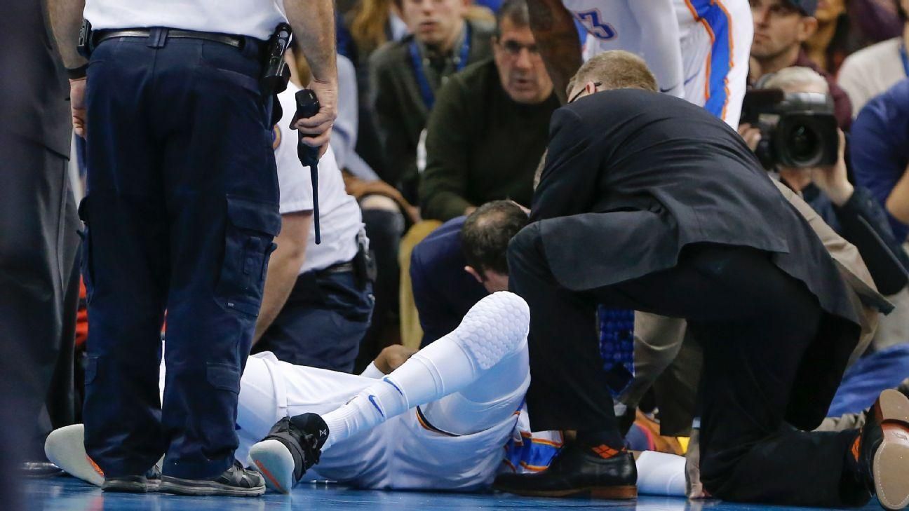 В матче НБА баскетболист подвергся ужасной травме и не смог самостоятельно покинуть паркет