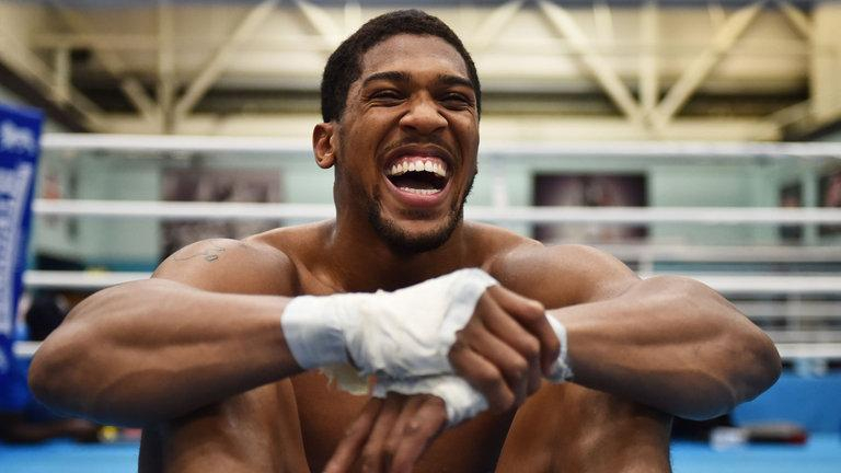 Британский боксер Энтони Джошуа накормил гигантских птиц из собственного рта: видео