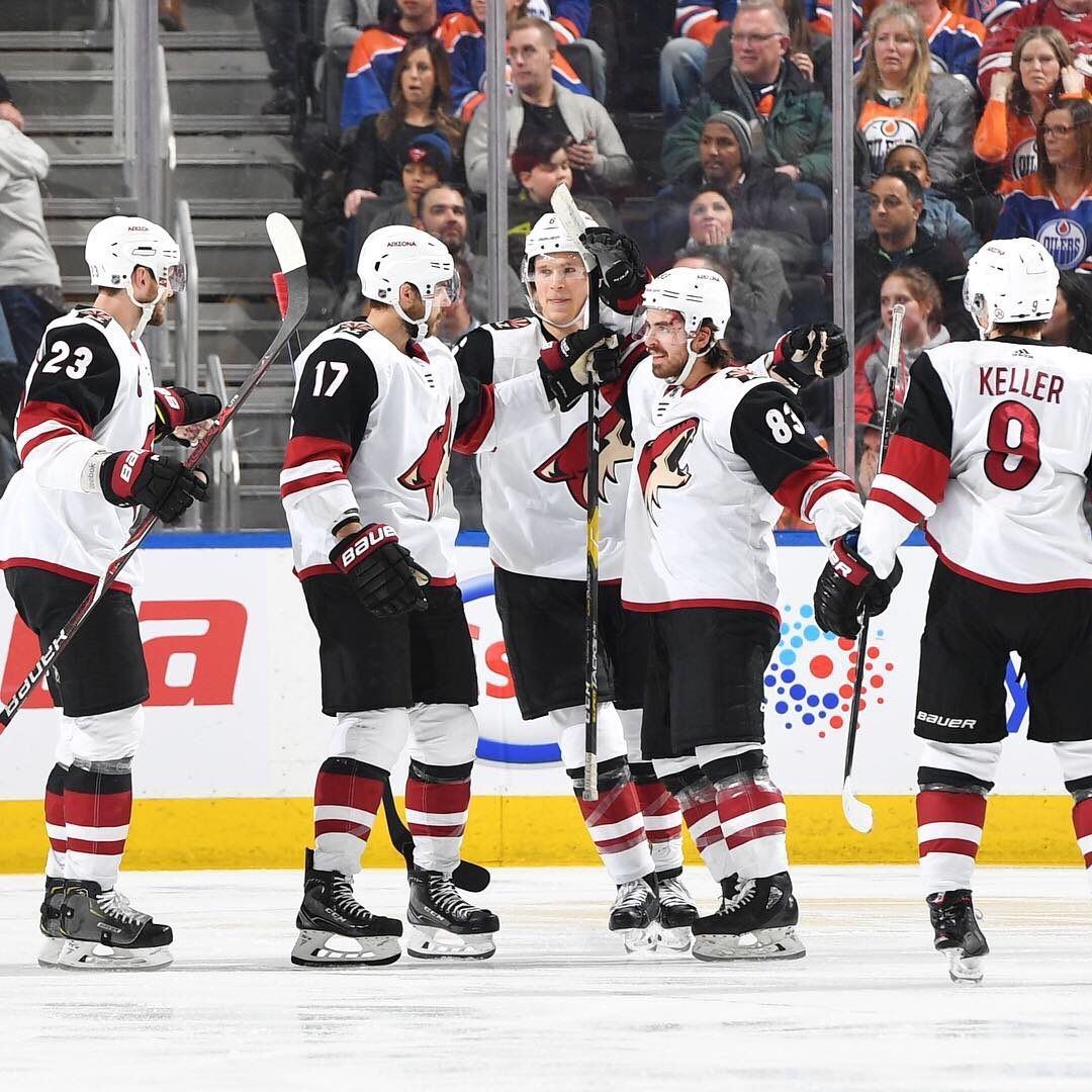 Хоккеист переправил шайбу в ворота соперников лицом: видео кровавого инцидента Хоккеист переправил шайбу в ворота соперников лицом: видео кровавого инцидента