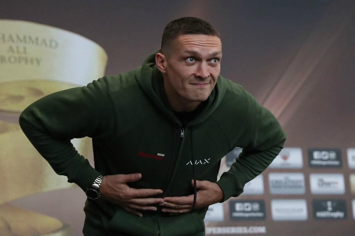 Усик прогулялся по отелю в футболке "Динамо": видео