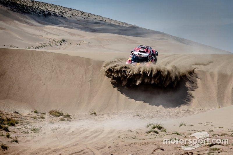 После падения у меня потемнело в глазах, –  гонщик выиграл этап ралли Дакар несмотря на травму