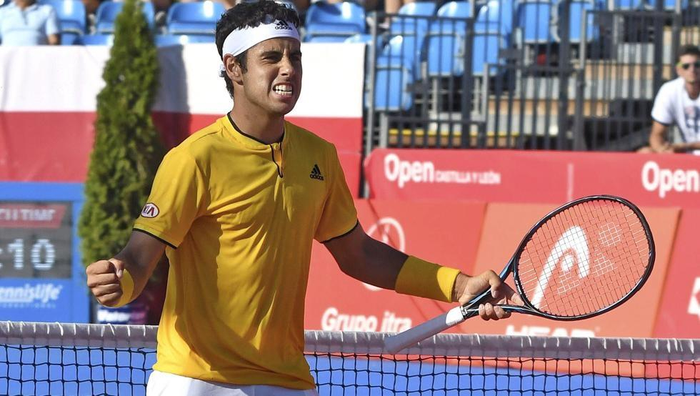 Испанский теннисист дважды попал в судью мячом, а потом поиздевался над ней: скандальное видео