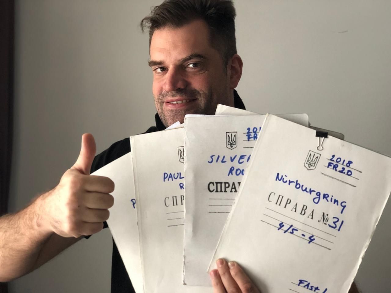 На Amazon продають футболки з українською папкою, яка засвітилася у Формулі-1 На Amazon продають футболки з українською папкою, яка засвітилася у Формулі-1