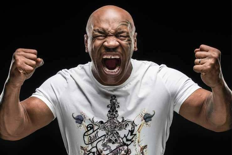 Прихильники Тайсона довели до істерики грізного боксера яйцем Прихильники Тайсона довели до істерики грізного боксера яйцем