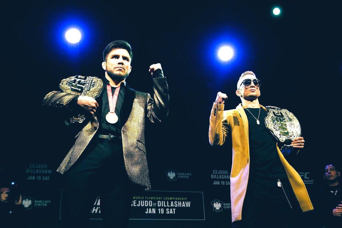 Боец принес на дуэль взглядов змею и швырнул ее в зал: видео Боец принес на дуэль взглядов змею и швырнул ее в зал: видео