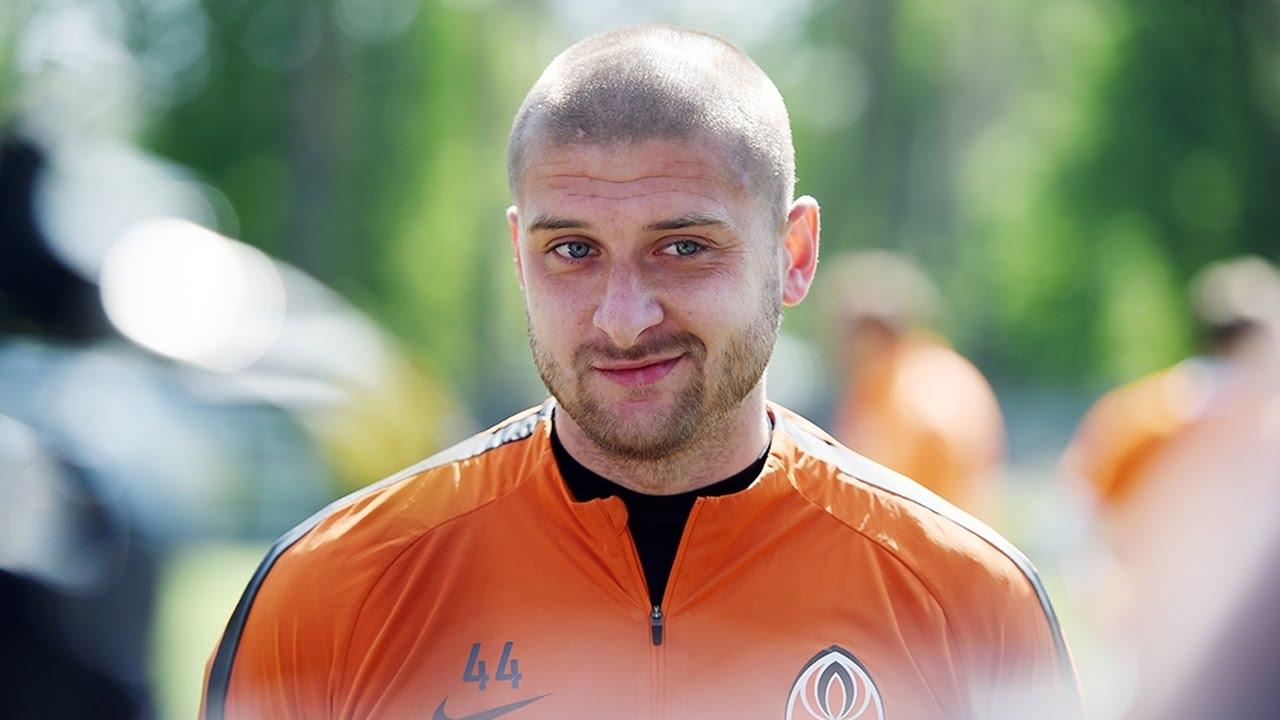 Instagram украинского футболиста "бомбардируют" просьбами не идти в российский клуб: фото