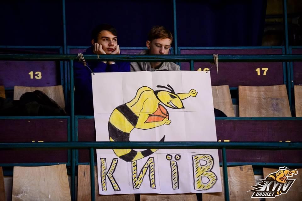 В Киеве из-за проблемы с крышей спорткомплекса прервали баскетбольный матч